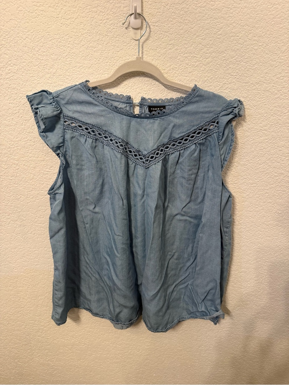 Torrid Women’s Size 1 Blue Chambray Blouse Ruffle Sleeve Crochet Trim Top